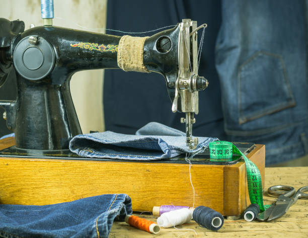 istock Sewing machine of the past with thread and scissors 664882094