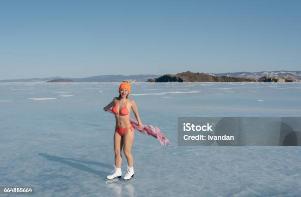 Photo libre de droit de Sports Extrêmes De Fille En Maillot De Bain Sur Patin À Glace banque d'images et plus d'images libres de droit de Hockey