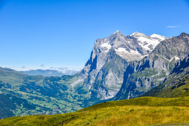 grindelwald - beau village dans un paysage de montagne - suisse - snow european alps house grindelwald photos et images de collection