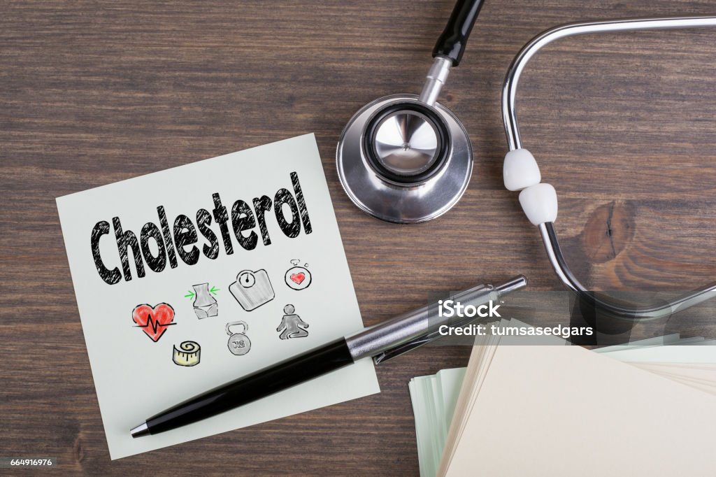 Cholestérol, lieu de travail d’un médecin. Stéthoscope sur le fond de bureau en bois - Photo de Cholestérol libre de droits