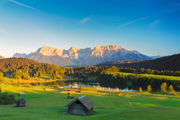 geroldsee bei sonnenuntergang, garmisch patenkirchen, alpen - allgau field landscape bavaria stock-fotos und bilder