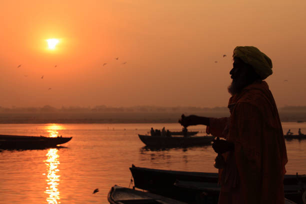 バラナシの日の出時間 - morning river ganges river varanasi ストックフォトと画像