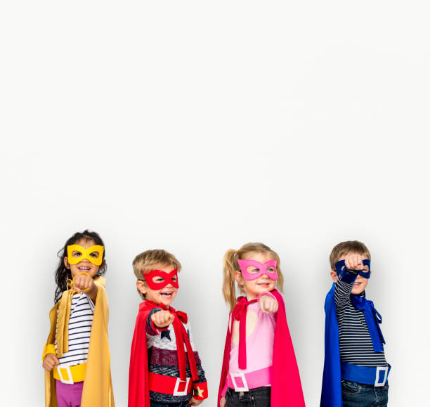 super-héros enfants amitié souriant de bonheur convivialité ludique - accessoire de déguisement photos et images de collection