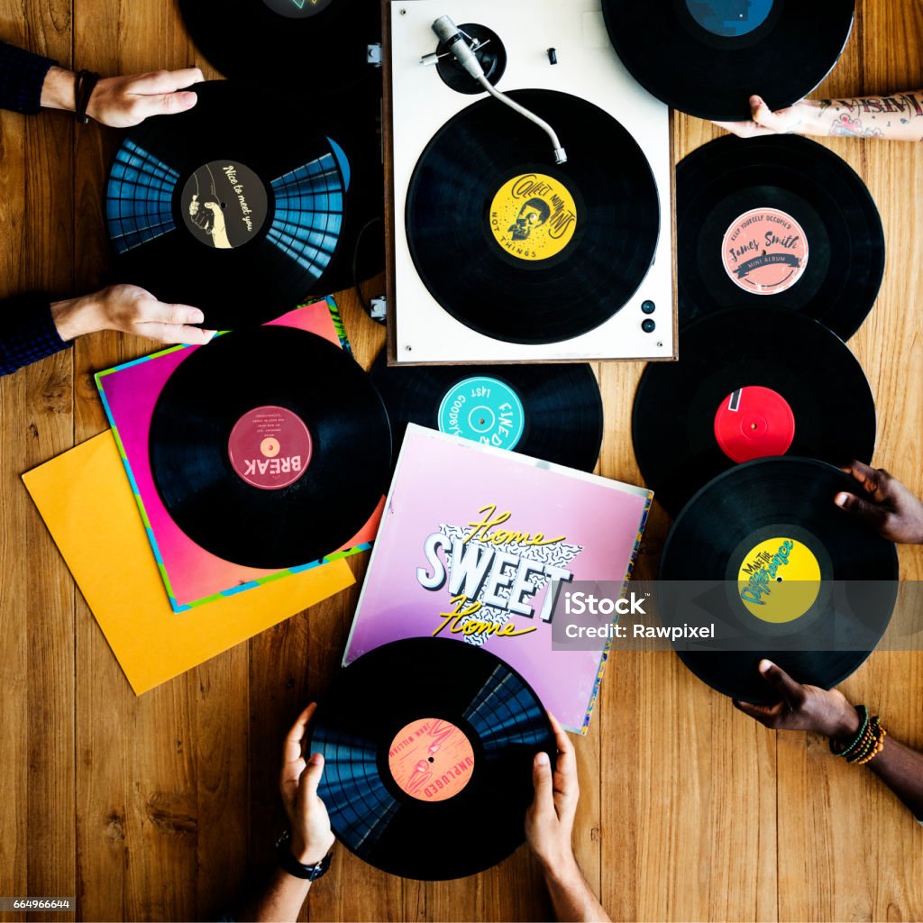 Hände mit Vinyl-Plattenspieler-Musik - Lizenzfrei Schallplatte Stock-Foto