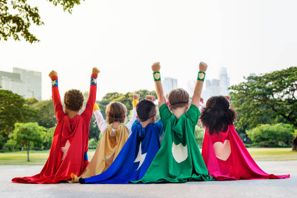 スーパーヒーロー陽気な子供たちは陽性の概念を表現 - スーパーヒーロー ストックフォトと画像