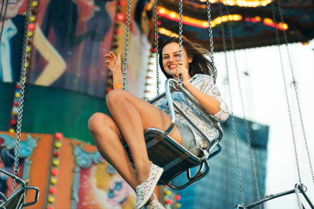 качели спининг развлечения карнинал наслаждение концепция - carnival amusement park swing traditional festival стоковые фото и изображения
