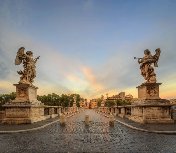 ponte con statue - vatican sky summer europe foto e immagini stock