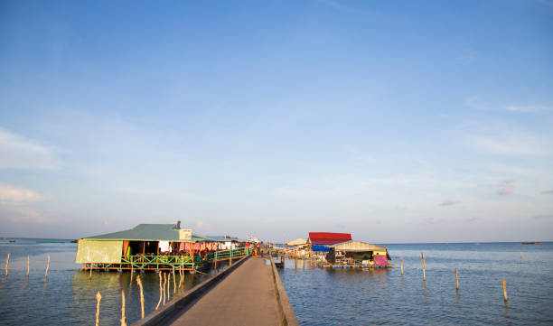 flutuante de restaurante em uma vila piscatória tradicional de porto de presunto ninh, ilha de phu quoc, vietname do sul. - floating restaurant - fotografias e filmes do acervo