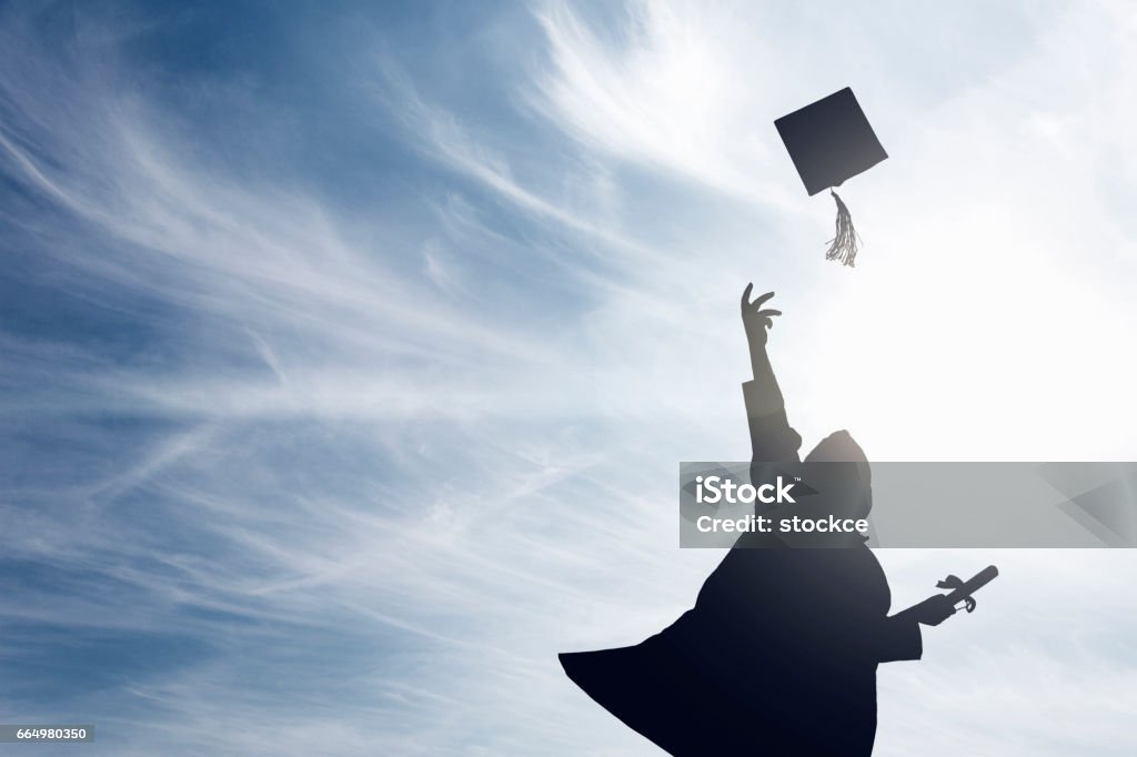 Étudiants diplômés font bouger vous des chapeaux sur ciel bleu - Photo de Remise de diplôme libre de droits