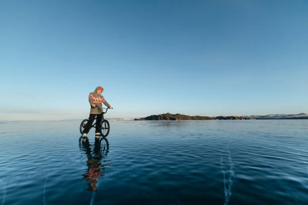 fille sur un bmx sur glace. - bmx flatland photos et images de collection