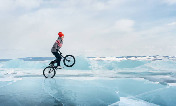 fille sur un bmx sur glace. - bmx flatland photos et images de collection