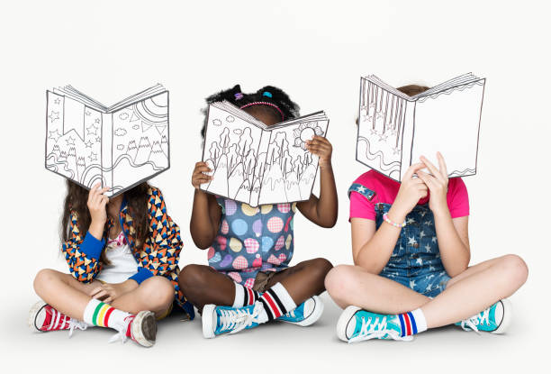 crianças pequenas que lêem livros da história - book picture book reading storytelling - fotografias e filmes do acervo