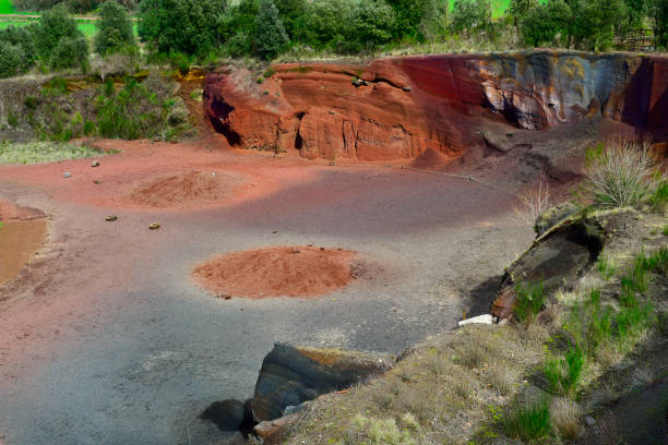 croscat volcano, à olot - garrotxa photos et images de collection