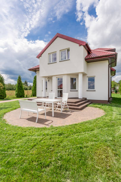 istock House beyond the city 665001534