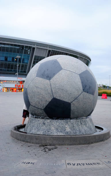 ウクライナ ドネツク - 2010 年 9 月 4 �日: シャフタール ・ ドネツクの新しいサッカー スタジアム 2010 年 9 月 25 日ドネツク、ウクライナの。28 トン石のボールは、直径約 2, 7 m 以上。ドネツク-� - shakhtar ストックフォトと画像