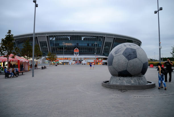 ウクライナ ドネツク - 2010 年 9 月 4 日: シャフタール ・ ドネツクの新しいサッカー スタジアム 2010 年 9 月 25 日ドネツク、ウクライナの。28 トン石のボールは、直径約 2, 7 m 以上。ドネツク-� - shakhtar ストックフォトと画像