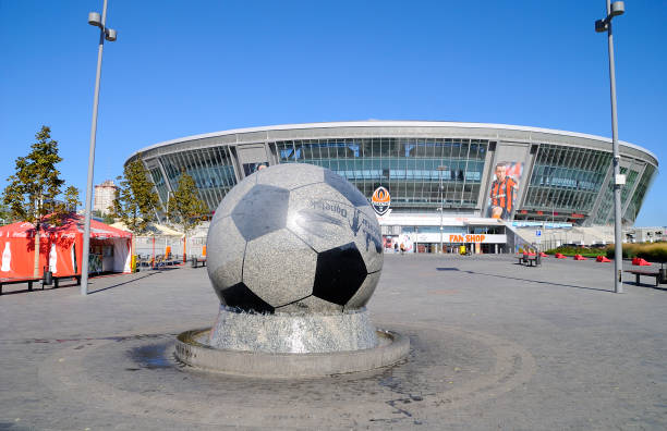 ウクライナ、ドネツク - 9月 25, 2010: シャフタールドネツクの新しいサッカースタジアムドネツク, ウクライナ.直径2,7メートル以上の28トンの石のボール。ドネツク — カルミウス川の東ウクラ - shakhtar ストックフォトと画像