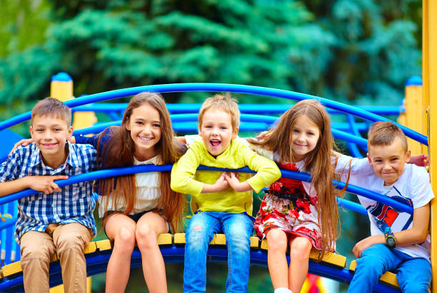 놀이터에서 즐거운 시간을 보내는 행복한 아이들의 그룹 - 아이 이미지 뉴스 사진 이미지