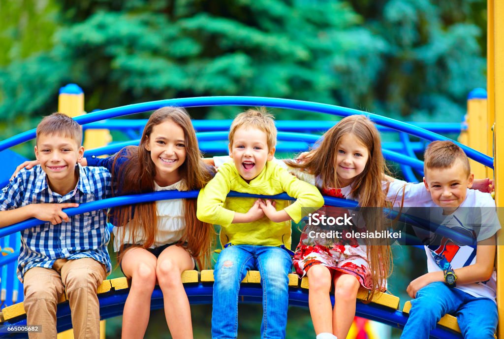 grupa szczęśliwych dzieci bawiących się na placu zabaw - Zbiór zdjęć royalty-free (Dziecko)