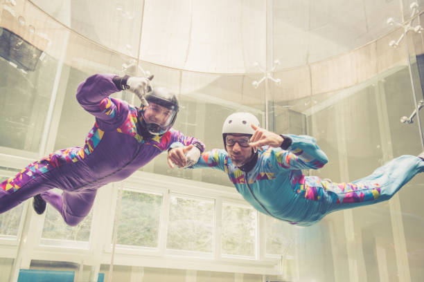 skoki spadochronowe w pomieszczeniach -instruktor nauczania, jak latać - symulacja freefall - pozowanie - extreme sports parachute copy space parachuting zdjęcia i obrazy z banku zdjęć