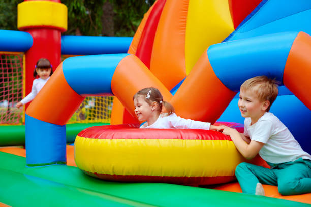 enfants excités s’amuser sur l’aire de jeux gonflable attraction - inflatable child playground leisure games photos et images de collection