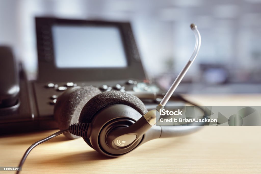 Kopfhörer-Kopfhörer und Telefon im Call-center - Lizenzfrei Callcenter Stock-Foto
