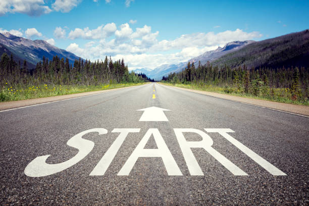 start line on the highway - restarting imagens e fotografias de stock