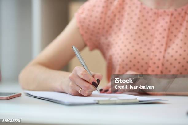Weibliche Schüler Hausaufgaben Machen Mit Tiefe Von Feldbild Stockfoto und mehr Bilder von Schreiben