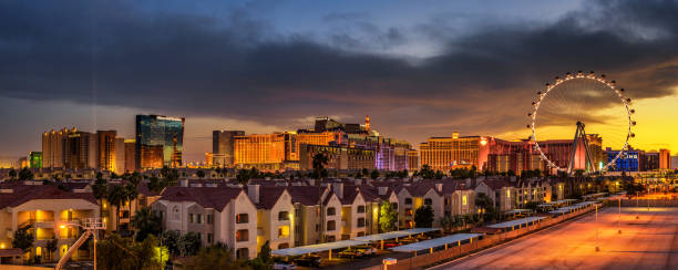 espectacular puesta de sol sobre casinos en el strip de las vegas - las vegas metropolitan area skyline panoramic the las vegas strip fotografías e imágenes de stock