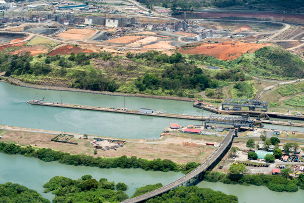 miraflores 자물쇠의 조감도 넓은 채널의 건설 및 잠금 멀리에서 두 번째 집합 왼쪽, 파나마 운하 - panama canal panama canal construction 뉴스 사진 이미지