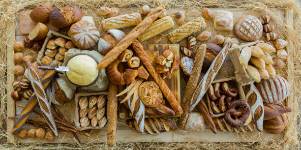 хлеб в своем роде на столе - country bread стоковые фото и изображения