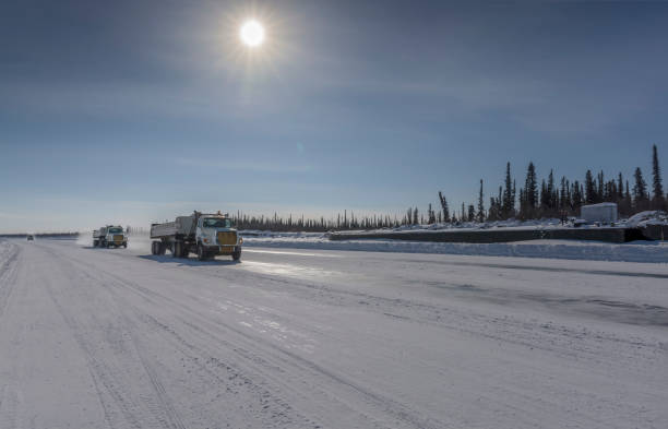 馬更些河冰路上移動的卡車 - 西北地區 個照片及圖片檔