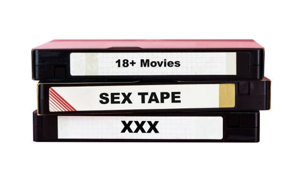 etiqueta de cinta de video con sexy xxx película para adultos 18 + sexo cinta aislado - pornography sex video xxx fotografías e imágenes de stock