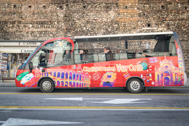 típico autobús abierto en los lados utilizados para llevar a los turistas por la ciudad. - 11310 fotografías e imágenes de stock