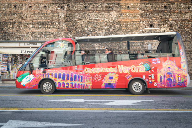typowy otwarty autobus po bokach zabierał turystów po mieście. - 11310 zdjęcia i obrazy z banku zdjęć