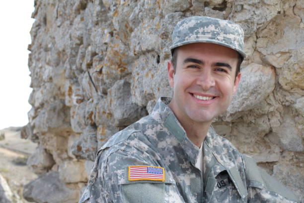 zdrowy amerykański żołnierz uśmiechnięty na zewnątrz - us military marines military us marine corps zdjęcia i obrazy z banku zdjęć
