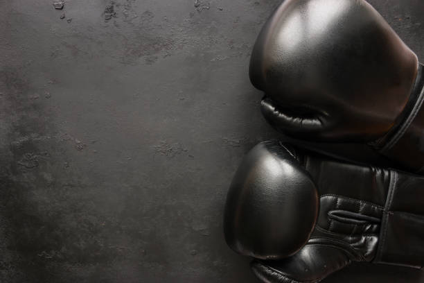 gants de boxe sur un fond noir - boxing ring combative sport fighting conflict photos et images de collection