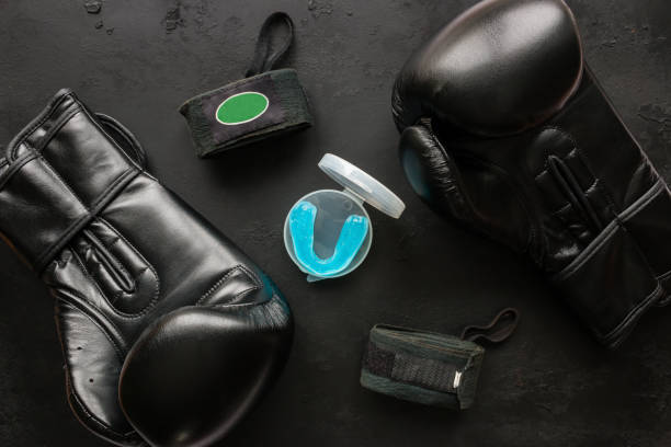 боксерские аксессуары - перчатки, бинты, рот охранник - glove leather black isolated стоковые фото и изображения