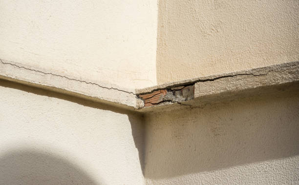 istock Detachment of exterior building cornice 665114448