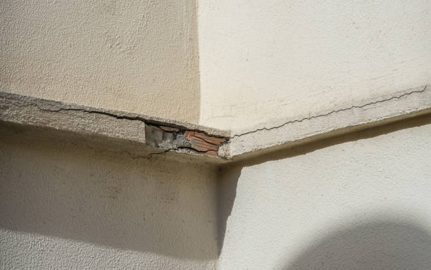 istock Detachment of exterior building cornice 665116752