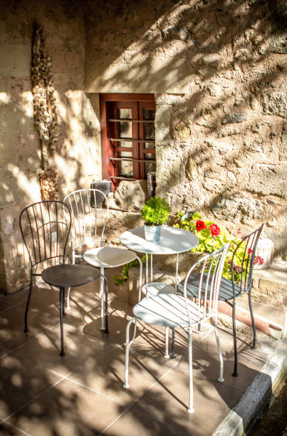 taberna griega - greek islands table window sun fotografías e imágenes de stock