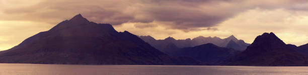 закат в черном cuillins в эльгол, остров скай, шотландия - moody sky dark saturated color extreme terrain стоковые фото и изображения