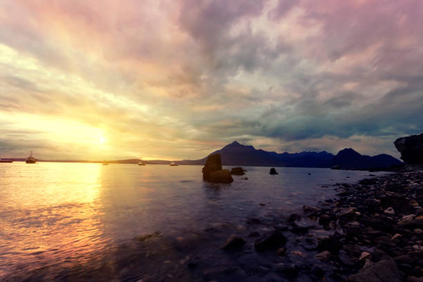 zachód słońca w black cuillins w elgol, wyspa skye, szkocja - moody sky dark saturated color extreme terrain zdjęcia i obrazy z banku zdjęć