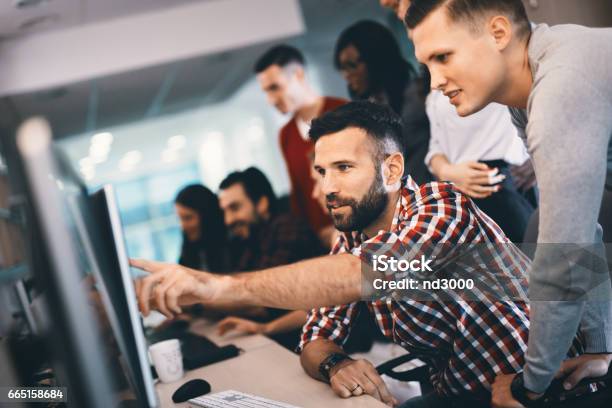 Programador Trabajando En Un Software De Desarrollo Social Foto de stock y más banco de imágenes de Programador de informática