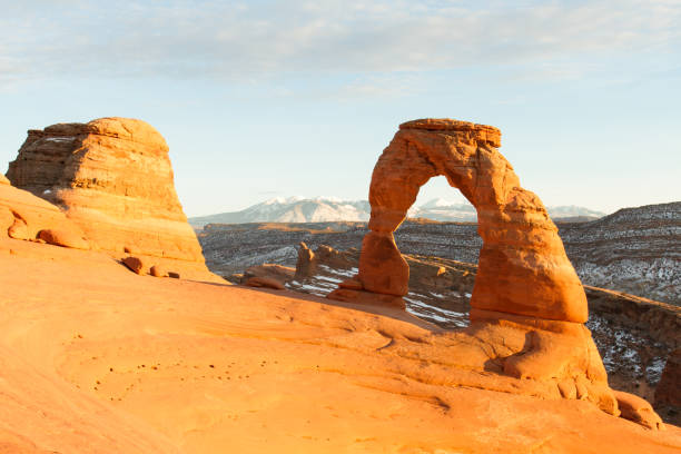 Arco delicado en el invierno con las montañas de La Sal - foto de stock