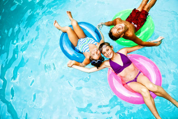 スイミング プールの子供たち - inflatable ring inflatable float swimming equipment ストックフォトと画像