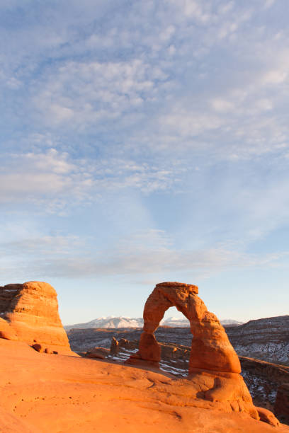 Delicado arco en el invierno con las montañas de La Sal - foto de stock