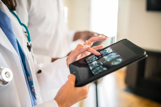 médicos que trabalham com tablet digital - nurse hospital laboratory healthcare and medicine - fotografias e filmes do acervo