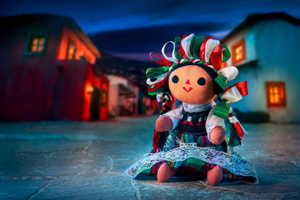 夜の伝統的な衣装でメキシコの縫いぐるみ人形 - rag doll ストックフォトと画像