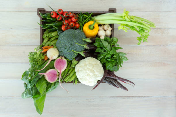 old wooden crate packed full with fresh vegetables. - beet vegetable box crate imagens e fotografias de stock